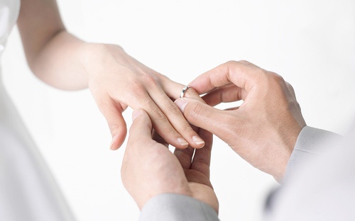 [新聞] 求婚戒指戴在女生哪個手指